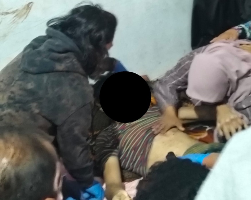 EVAKUASI: Jasad korban dievakuasi dari dalam sumur.