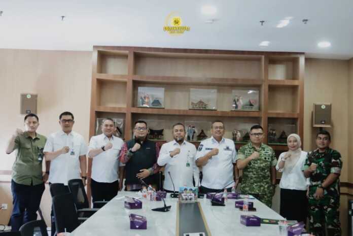 Bahas Batas Wilayah FOTO BERSAMA: Bupati Dairi Vickner Sinaga, Sekda Surung Charles Lamhot Bantjin, bersama Asisten Administrasi Umum Pemprovsu Muhammad Suib, Direktur Toponimi dan Batas Daerah Kemendagri Raziras Rahmadillah serta Bupati Pakpak Bharat Frans Bernhard.(istimewa).