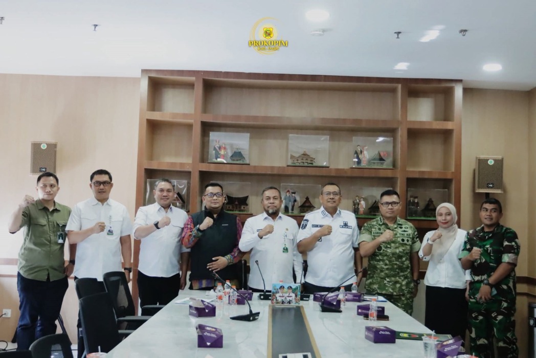 FOTO BERSAMA: Bupati Dairi Vickner Sinaga, Sekda Surung Charles Lamhot Bantjin, bersama Asisten Administrasi Umum Pemprovsu  Muhammad Suib, Direktur Toponimi dan Batas Daerah Kemendagri Raziras Rahmadillah serta Bupati Pakpak Bharat Frans Bernhard.(istimewa).