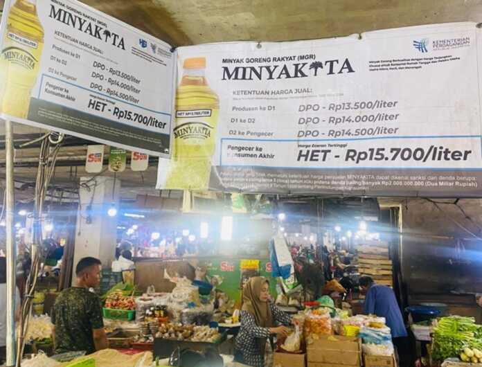 Minyak Kita Langka PASAR: Salah satu toko di pasar tradisional yang menjual