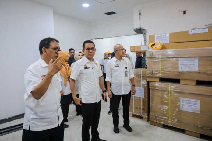 TINJAU: Wakil Wali Kota Medan H Zakiyuddin Harahap saat meninjau RSUD dr Pirngadi Medan.