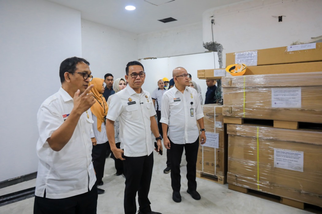 TINJAU: Wakil Wali Kota Medan H Zakiyuddin Harahap saat meninjau RSUD dr Pirngadi Medan.