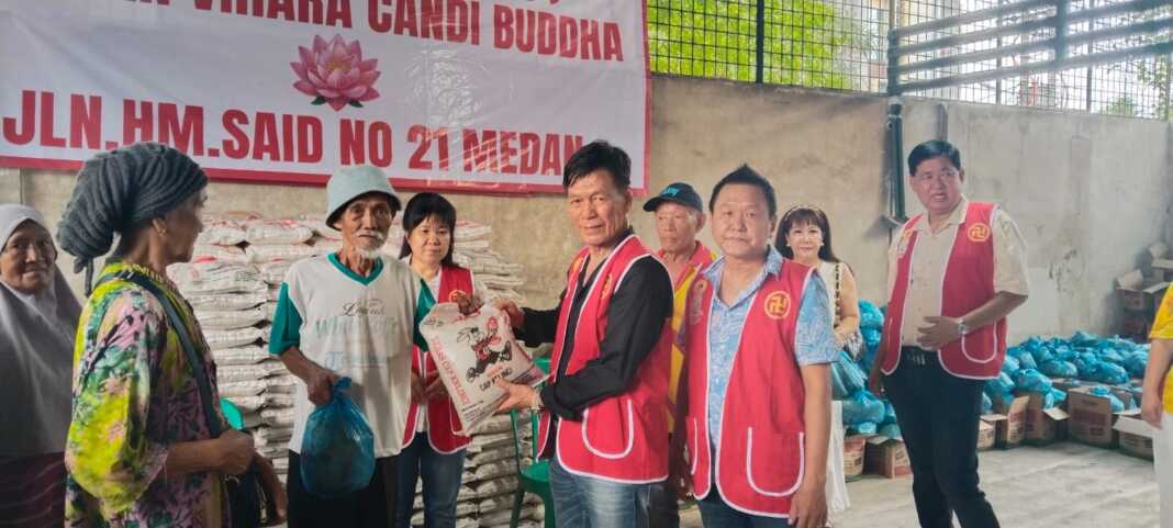 SALURKAN: Pengurus Vihara Candi Buddha menyalurkan paket sembako kepada masyarakat dalam kegiatan bakti sosial rangkaian HUT Dewi Kwan Im di Jalan HM Said, Medan, Minggu (12/4).