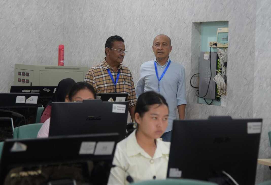 Rektor Unimed, Prof. Dr. Baharuddin, S.T., M.Pd. (sebelah kiri), saat meninjau langsung pelaksanaan hari pertama UTBK SNBT 2026, Selasa (21/04/2026). Foto: Humas Unimed for Sumut Pos