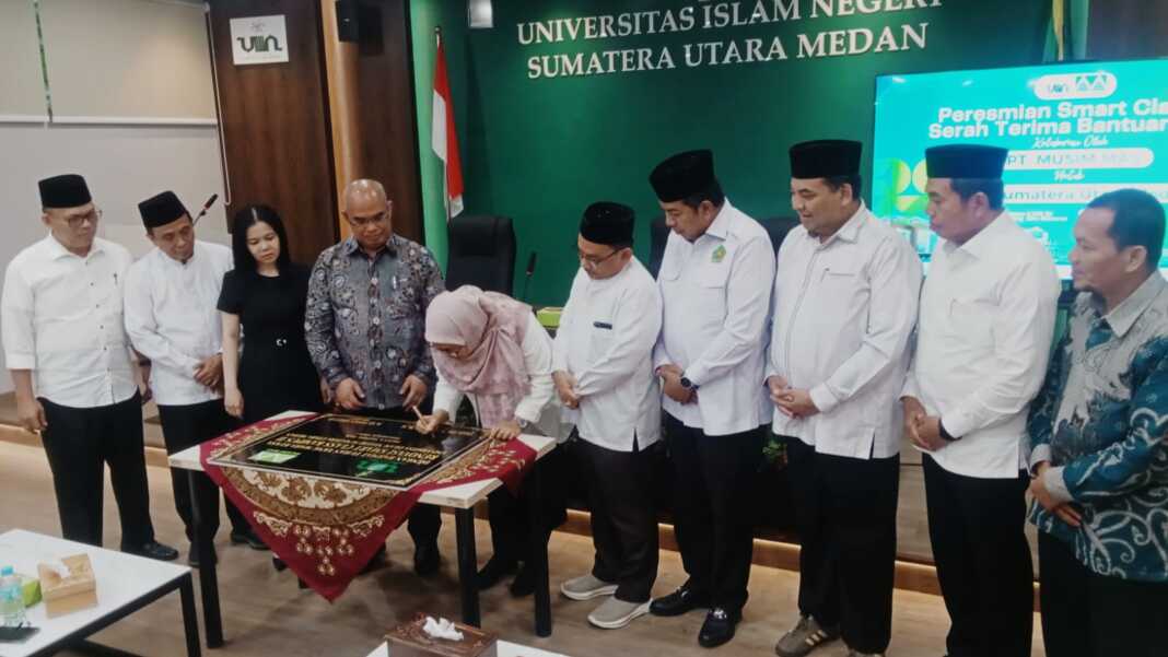 SMART CLASS: Prof. Dr. Nurhayati, M.Ag menandatangani prasasti hibah smart class UIN Sumatera Utara dari PT Musim Mas. (Deddi Mulia Purba/Sumut Pos)