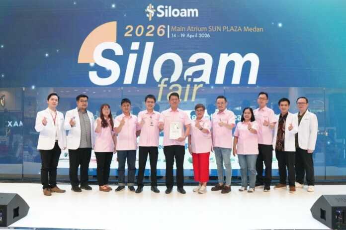 Executive Director Siloam Hospitals Dhirga Surya Medan, Hartono Teguh Wijaya bersama manajemen dan tim dokter menunjukkan penghargaan yang mereka rain dari World Stroke Organization (WSO) dalam program WSO Angels Awards di sela acara Siloam Fair 2026 di Sun Plaza Medan, Minggu (19/4/2026). Foto: Istimewa