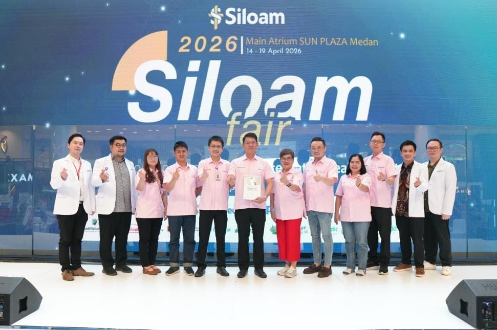 Executive Director Siloam Hospitals Dhirga Surya Medan, Hartono Teguh Wijaya bersama manajemen dan tim dokter menunjukkan penghargaan yang mereka rain dari World Stroke Organization (WSO) dalam program WSO Angels Awards di sela acara Siloam Fair 2026 di Sun Plaza Medan, Minggu (19/4/2026). Foto: Istimewa