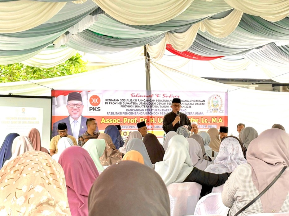 Anggota DPRD Sumut Dr Usman Jakfar menyampaikan paparannya saat sosialisasi Ranperda Rancangan Peraturan Daerah (Ranperda) tentang Fasilitasi Pengembangan Pondok Pesantren yang digelar di Petisah Hulu, Medan Baru, Minggu (19/4).
