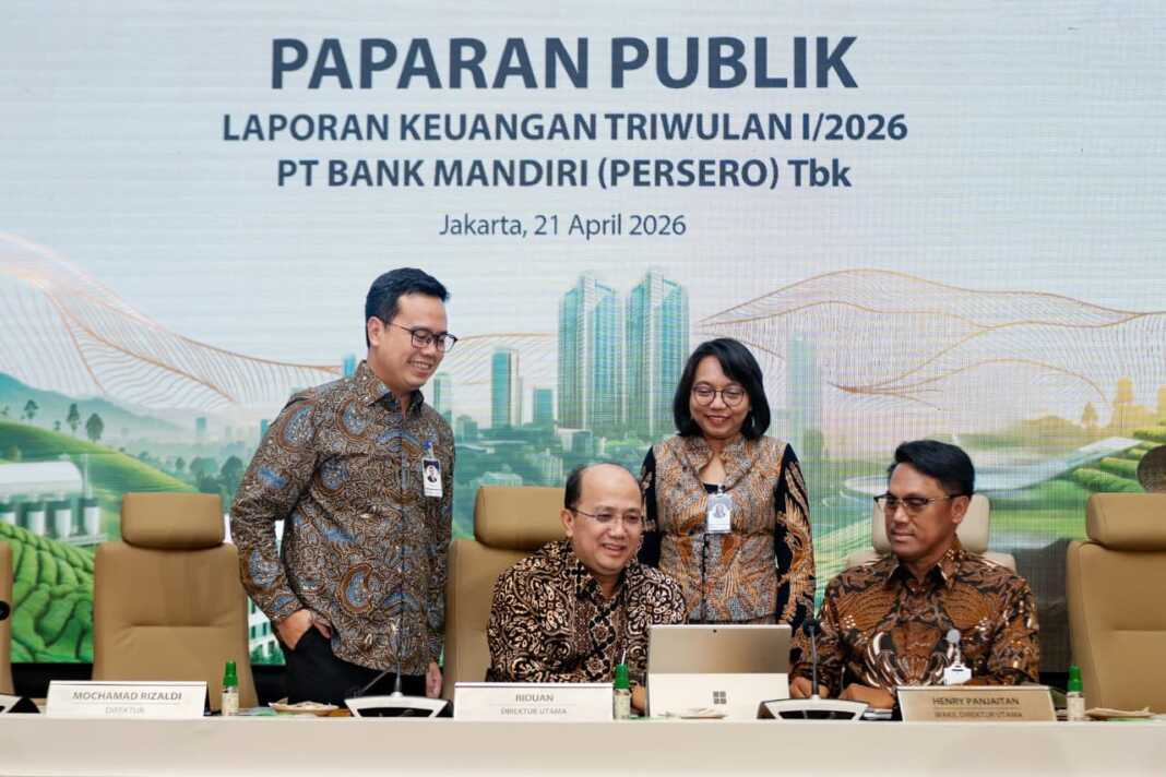 Dari Kiri ke Kanan: Direktur Corporate Banking Bank Mandiri M. Rizaldi, Direktur Utama Bank Mandiri Riduan, Direktur Finance & Strategy Bank Mandiri Novita Widya Anggraini, dan Wakil Direktur Utama Bank Mandiri Henry Panjaitan