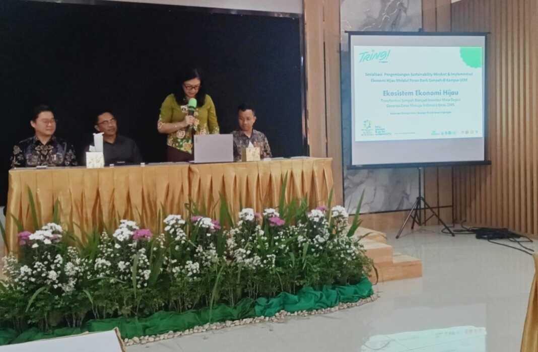 EKONOMI HIJAU: Prof. Dr. Ivan Elisabeth Purba, M.Kes (2 kanan) menyampaikan kata sambutan. (Deddi Mulia Purba/Sumut Pos)