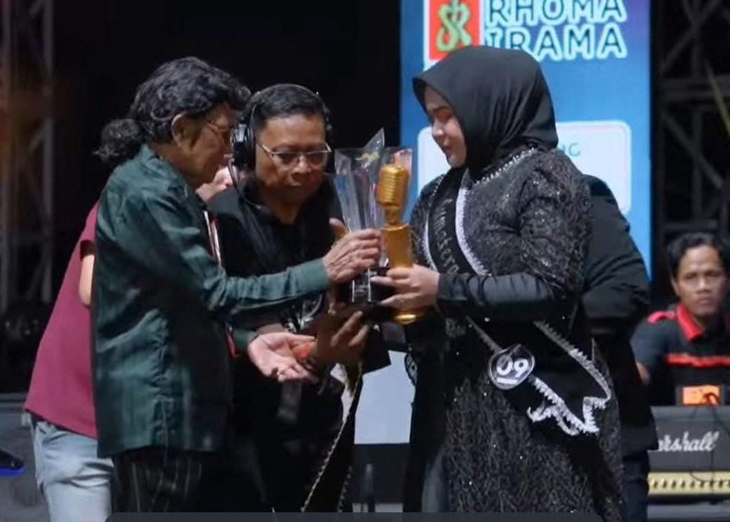 Syifa Ramadhani perwakilan DPW Forsa Sumut menerima piala dari Raja Dangdut Rhoma Irama sebagai Juara 1 Forsa Idol 2026 di Jakarta, Minggu (26/4/2026) malam.