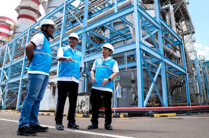 Wakil Direktur Utama Bank Mandiri Henry Panjaitan bersama Direktur Keuangan dan Manajemen Risiko PLN NP, Teguh Widhi Harsono, mengunjungi Unit Pembangkit (UP) Muara Tawar milik PT PLN Nusantara Power (PLN NP) pada Jari Jumat (10/4) lalu.