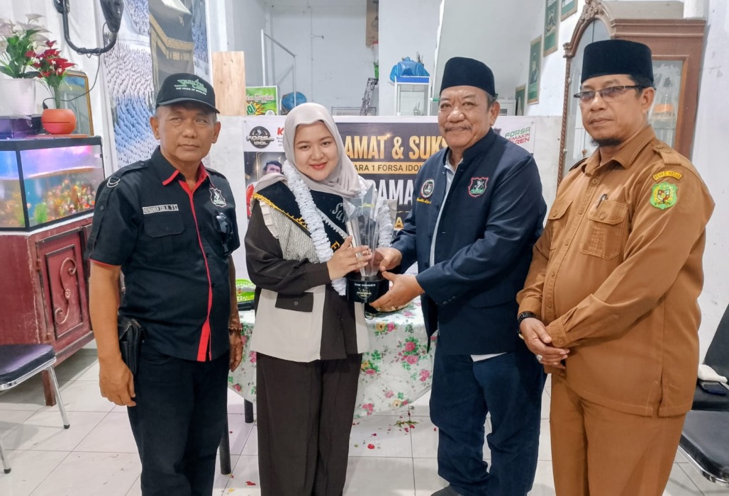Syifa Ramadhani menyerahkan Piala Bergilir Forsa Idol 4 Tahun 2026 kepada Ketua DPW Forsa Sumut Burhanuddin Sitepu SH, di sela tasyakuran yang digelar di Kantor DPW Forsa Sumut, Jalan TB Simatupang Medan, Selasa (28/4/2026).
