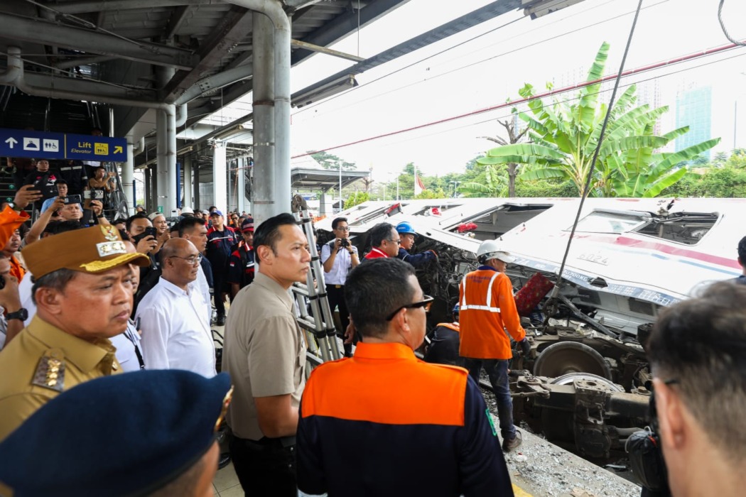 Menko Infrastruktur dan Pembangunan Kewilayahan Agus Harimurti Yudhoyono meninjau langsung lokasi kecelakaan kereta api di Stasiun Bekasi Timur, Selasa (28/4/2026).