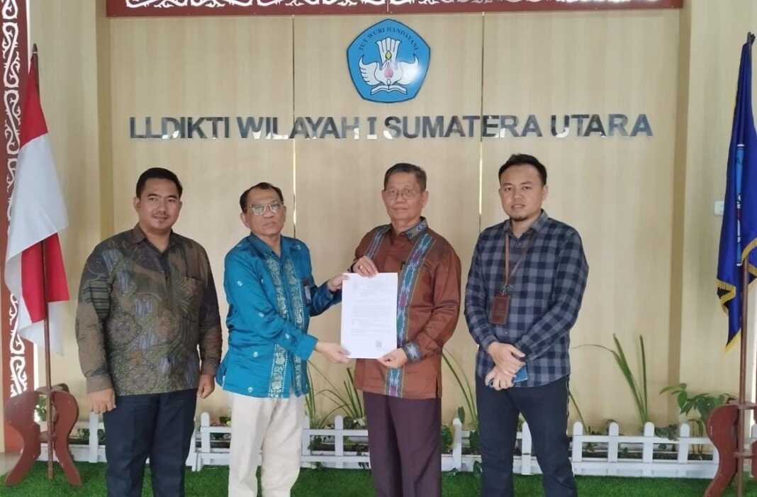 Rektor UPMI Dr Ali Mukti Tanjung SH MM saat menerima SK Izin Pendirian Program Studi Baru yang diserahkan oleh Kepala LLDikti Wilayah I Sumatera Utara Prof Drs Saiful Anwar Matondang MA PhD. Foto: Istimewa