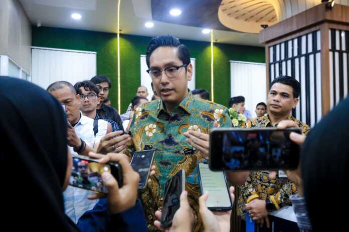 WAWANCARA: Wali Kota Medan Rico Tri Putra Bayu Waas saat diwawancarai wartawan.