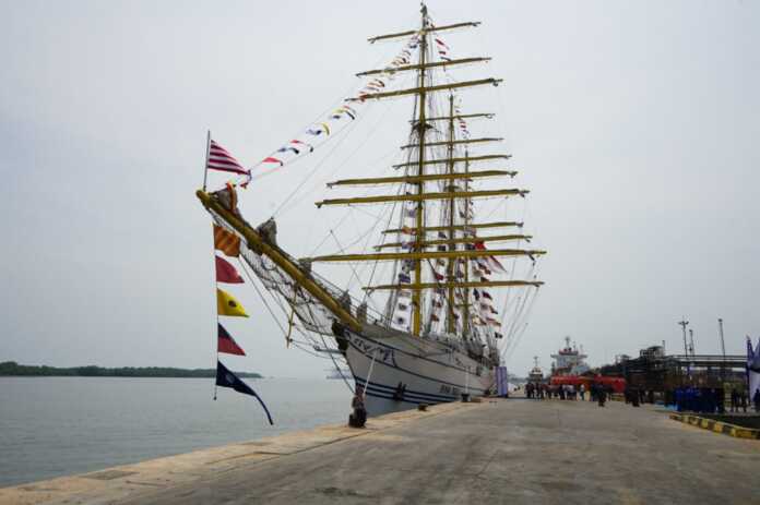 BERSANDAR: KRI Bima Suci-945 yang gagah bersandar di perairan Dermaga Pelindo 104, Belawan. BERSANDAR: KRI Bima Suci-945 yang gagah bersandar di perairan Dermaga Pelindo 104, Belawan.