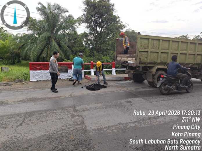 PERBAIKAN: Polsek Kotapinang, Labuhanbatu Selatan bersama para pekerja pengaspalan, dengan fokus pada perbaikan bagian badan jembatan serta sisi kiri dan kanan akses lintasan Kampung Bedagai. PERBAIKAN: Polsek Kotapinang, Labuhanbatu Selatan bersama para pekerja pengaspalan, dengan fokus pada perbaikan bagian badan jembatan serta sisi kiri dan kanan akses lintasan Kampung Bedagai.