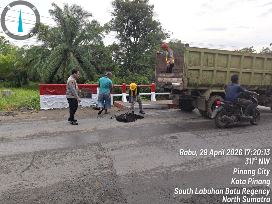 PERBAIKAN: Polsek Kotapinang, Labuhanbatu Selatan bersama para pekerja pengaspalan, dengan fokus pada perbaikan bagian badan jembatan serta sisi kiri dan kanan akses lintasan Kampung Bedagai.