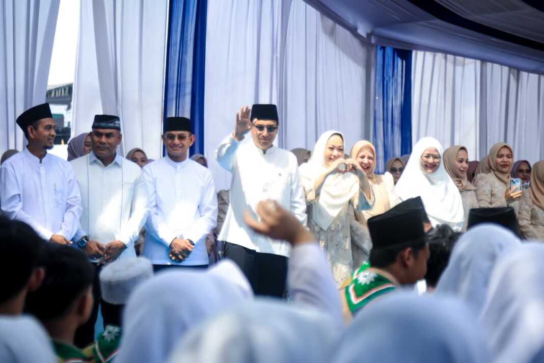 LEPAS: Wali Kota Medan Rico Tri Putra Bayu Waas didampingi Ketua TP PKK Kota Medan Airin Rico Waas melepas dan menyambut langsung para peserta MTQ ke-59 Kota Medan.