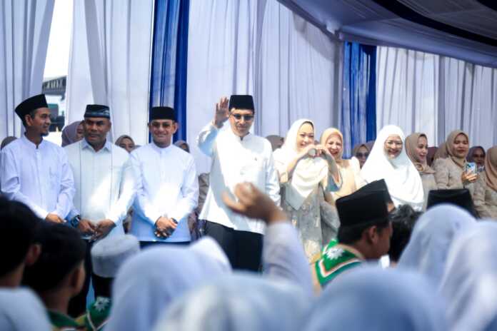 LEPAS: Wali Kota Medan Rico Tri Putra Bayu Waas didampingi Ketua TP PKK Kota Medan Airin Rico Waas melepas dan menyambut langsung para peserta MTQ ke-59 Kota Medan.