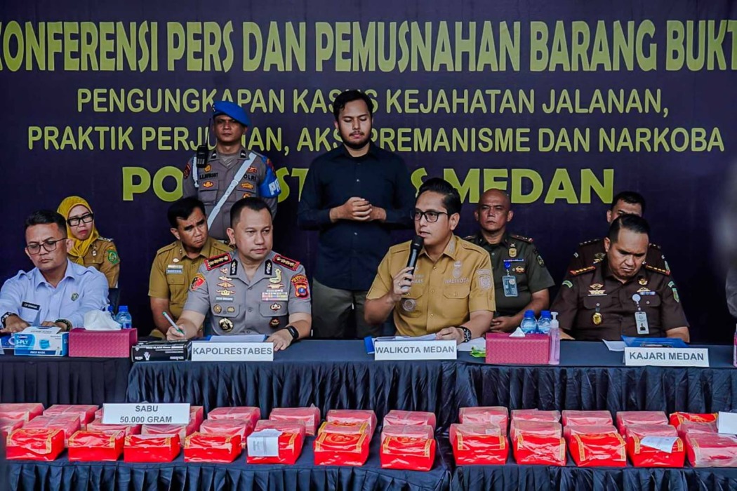 HADIR:Wali Kota Medan Rico Tri Putra Bayu Waas hadir dalam konferensi pers dan pemusnahan barang bukti di Lapangan Polrestabes Medan, Senin (13/4/2026).