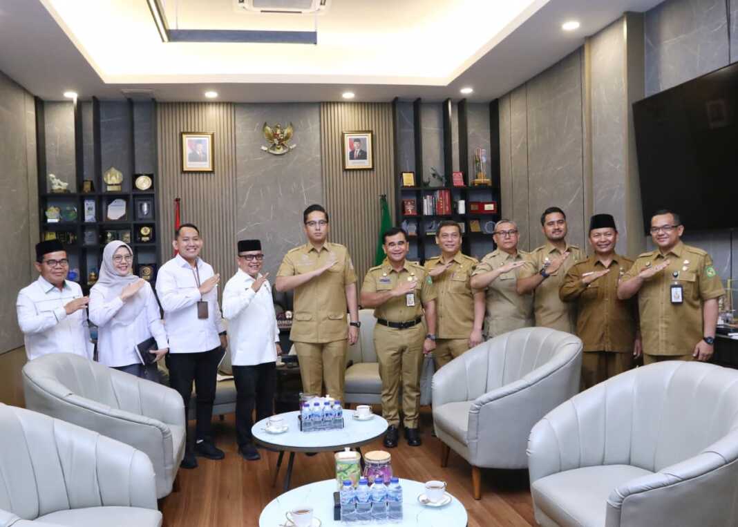 AUDIENSI: Wali Kota Medan Rico Tri Putra Bayu Waas, menerima audiensi Kantor Kementerian Haji dan Umrah Kota Medan di Rumah Dinas Wali Kota Medan, Jalan Sudirman, Senin (14/4/2026).