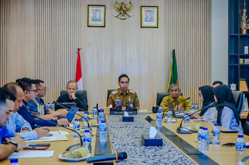 RAPAT: Wali Kota Medan Rico Tri Putra Bayu Waas memimpin Rapat Koordinasi (Rakor) Pelaksanaan MBG dan Satuan Pelayanan Pemakanan Gratis (SPPG) di Rumah Dinas Wali Kota, Selasa (14/4/2026).