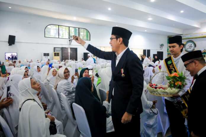 LEPAS:Wali Kota Medan Rico Tri Putra Bayu Waas melepas pemberangkatan 1.883 Calon jamaah Haji (Calhaj) asal Kota Medan.