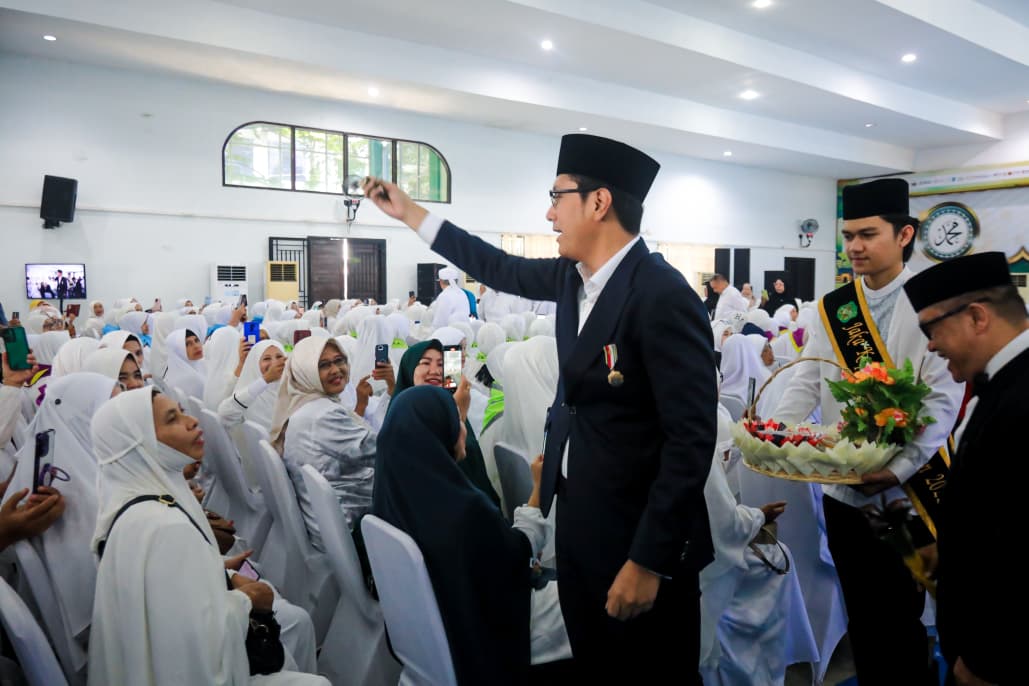 LEPAS:Wali Kota Medan Rico Tri Putra Bayu Waas melepas pemberangkatan 1.883 Calon jamaah Haji (Calhaj) asal Kota Medan.