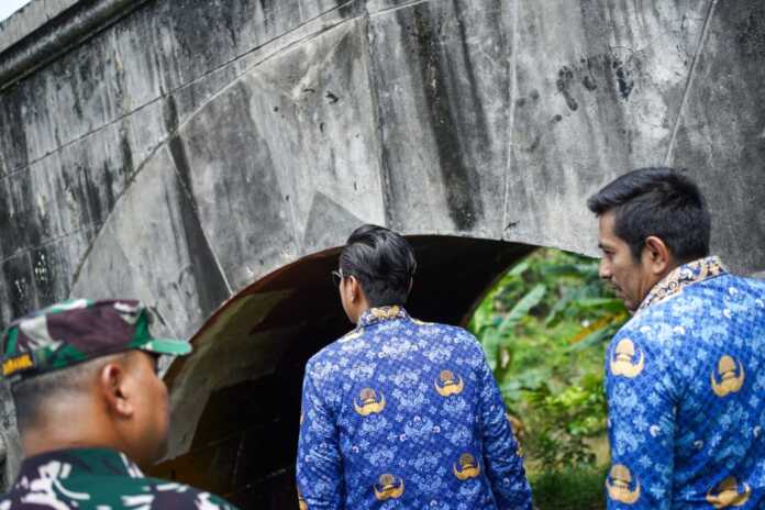 TINJAU: Wali Kota Medan Rico Tri Putra Bayu Waas meninjau jembatan perlintasan kereta api yang roboh akibat banjir besar yang terjadi beberapa waktu yang lalu, di Jalan Adi Sucipto, Gang Damai, Kec. Medan Polonia, Jumat (17/4/2026).