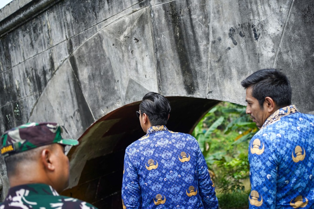 TINJAU: Wali Kota Medan Rico Tri Putra Bayu Waas meninjau jembatan perlintasan kereta api yang roboh akibat banjir besar yang terjadi beberapa waktu yang lalu, di Jalan Adi Sucipto, Gang Damai, Kec. Medan Polonia, Jumat (17/4/2026).