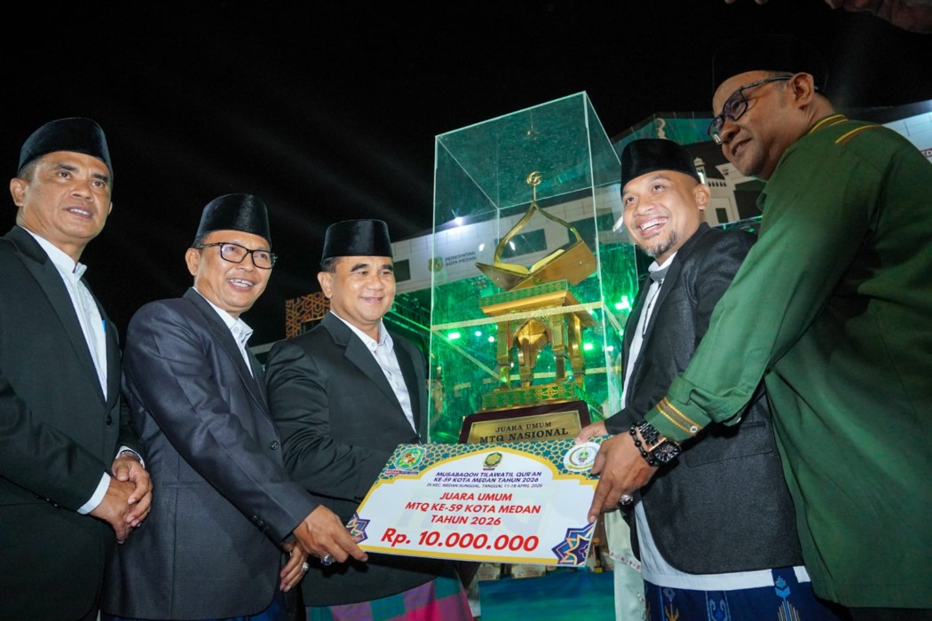 PIALA:Piala bergilir MTQ Kota Medan diserahkan Wali Kota Medan Rico Tri Putra Bayu Waas diwakili Asisten Pemerintahan dan Kesejahteraan Rakyat Setda Kota Medan, M. Sofyan kepada Camat Medan Selayang, Muhammad Husnul Hafis.