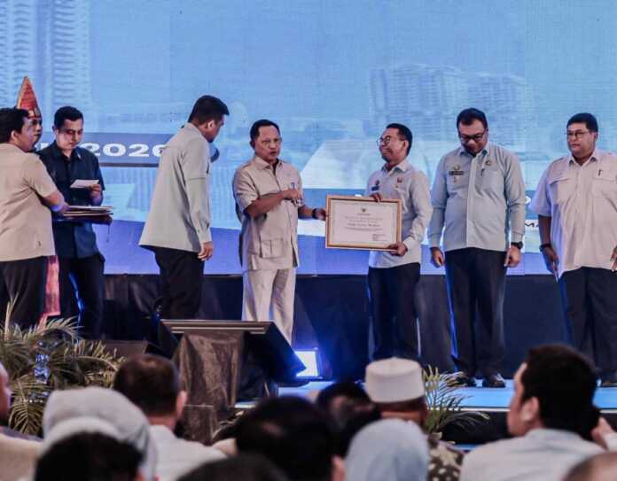 PENGHARGAAN: Mendagri Tito Karnavian, memberikan piagam penghargaan kepada Wali Kota Medan atas kontribusi nyata dalam misi kemanusiaan dan kolaborasi antar-daerah.