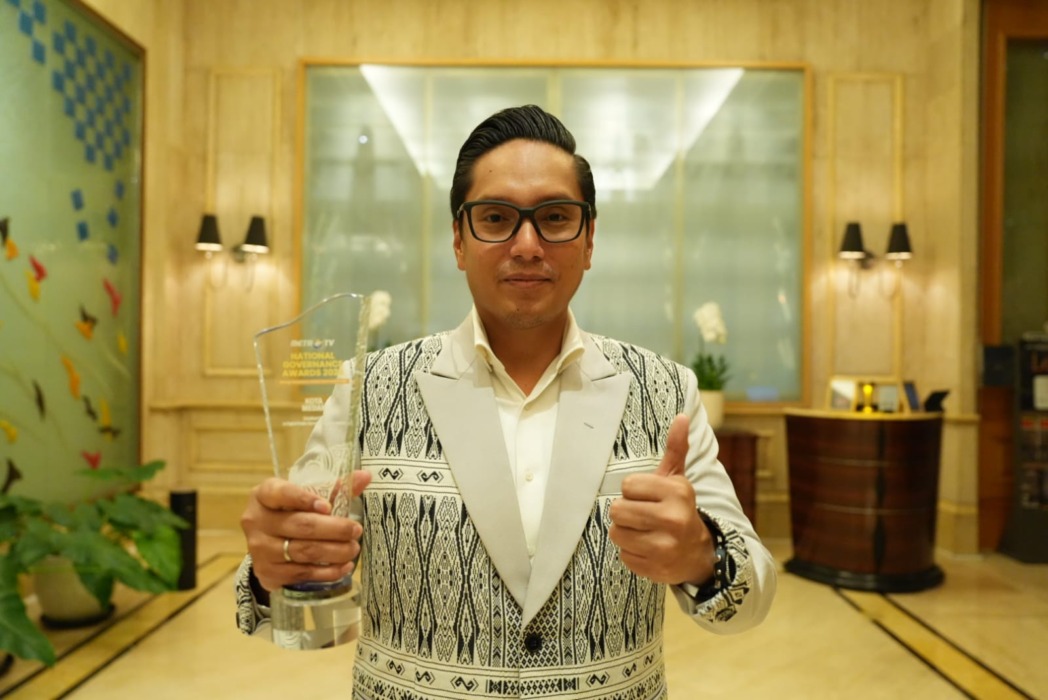 PENGHARGAAN: Wali Kota Medan Rico Tri Putra Bayu Waas menerima penghargaan sebagai Excellent City in Digital Public Service Transformation, di Jakarta.