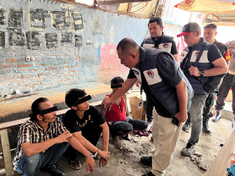AMANKAN: Petugas mengamankan tiga pelaku terkait peredaran narkoba di Mangkubumi, Kamis (30/4). Dok. Ist