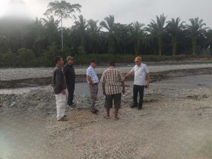 TINJAU: Tim Cabang Dinas Wilayah I bersama Kepala UPT Laboratorium dan Pemetaan Perindag ESDM Sumut meninjau lapangan di Kecamatan Bahorok, Kabupaten Langkat, Selasa (28/4).(Foto : Disperindag ESDM Sumut)