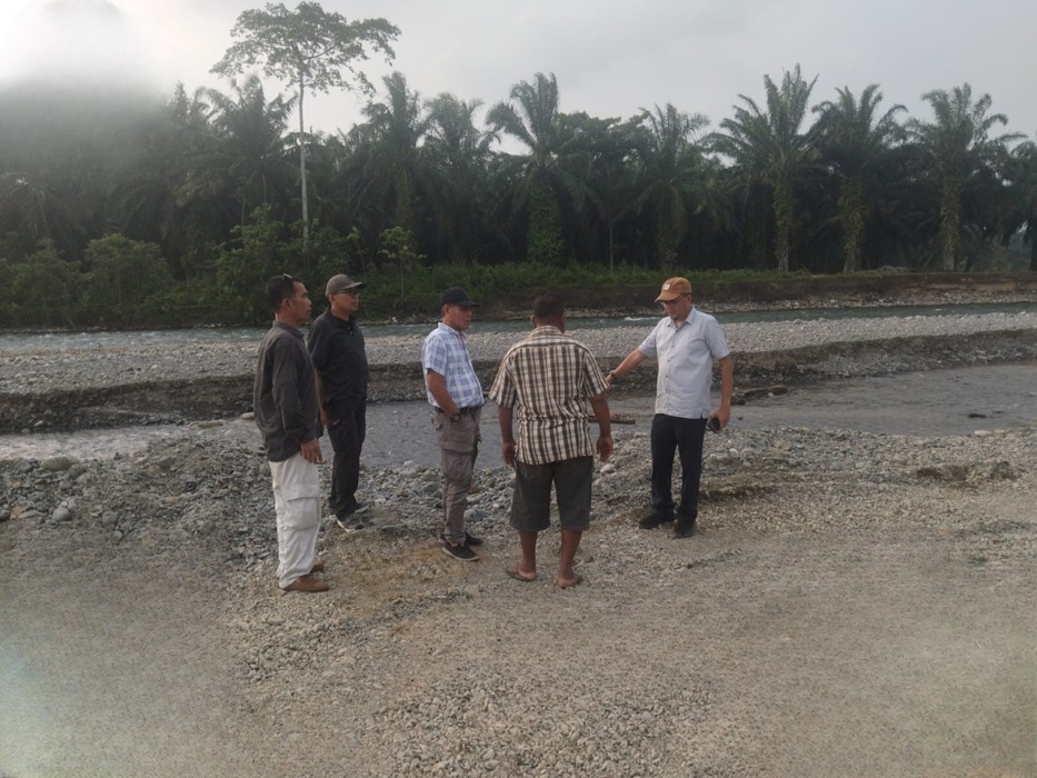 TINJAU: Tim Cabang Dinas Wilayah I bersama Kepala UPT Laboratorium dan Pemetaan Perindag ESDM Sumut meninjau lapangan di Kecamatan Bahorok, Kabupaten Langkat, Selasa (28/4).(Foto : Disperindag ESDM Sumut)