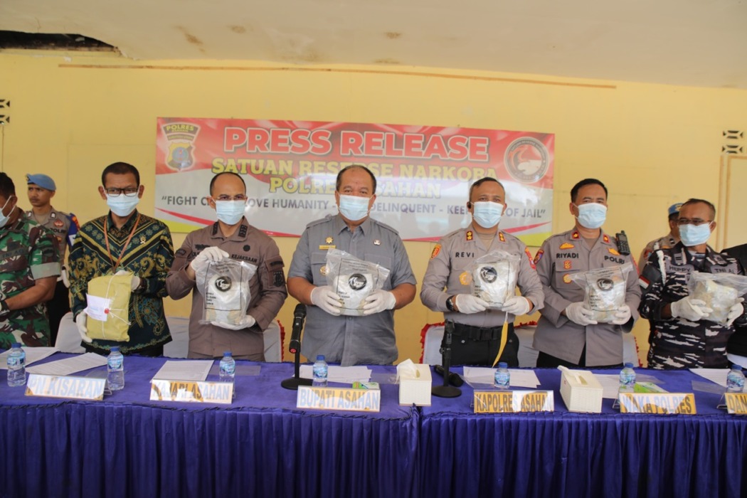 PAPARKAN: Kapolres Asahan AKBP Revi Nurvelani SH SIK MH memaparkan pengungkapan kasus di Mapolres Asahan, Kamis (30/4).