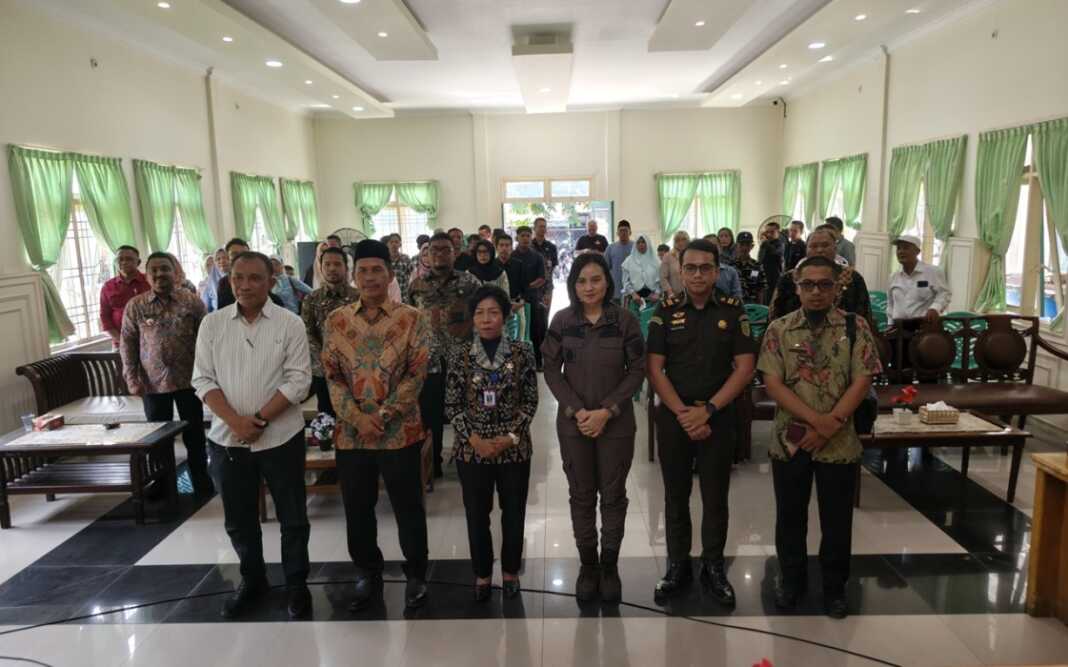 RAPAT: Unsur Forkopimcam, narasumber, dan peserta usai pelaksanaan Rapat Koordinasi PAKEM di Aula Kantor Camat Tebingtinggi Kota, Kamis (30/4)// Azan purba/ Sumut Pos.