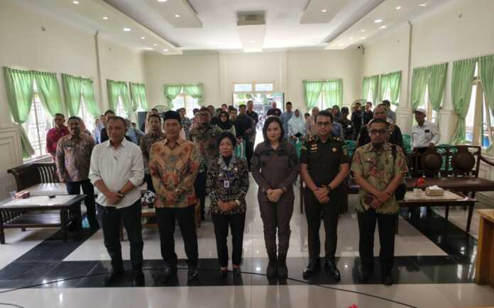 RAPAT: Unsur Forkopimcam, narasumber, dan peserta usai pelaksanaan Rapat Koordinasi PAKEM di Aula Kantor Camat Tebingtinggi Kota, Kamis (30/4)// Azan purba/ Sumut Pos.