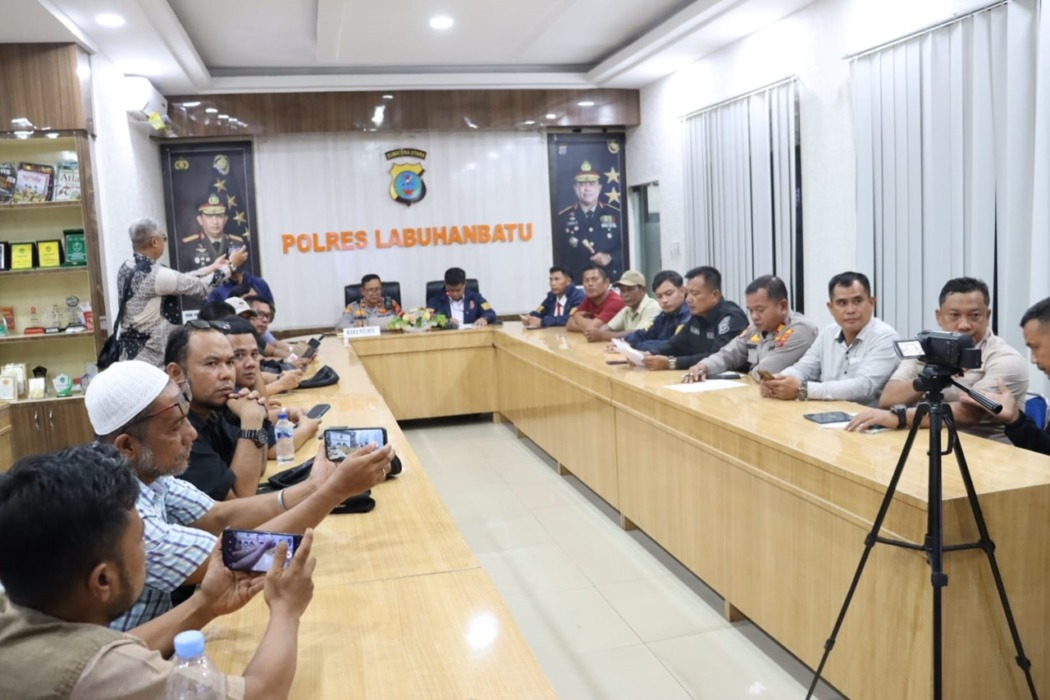 KONFERENSI PERS: Kepolisian Resor Labuhanbatu menggelar konferensi pers dalam kasus dugaan pengrusakan mobil (Fajar)