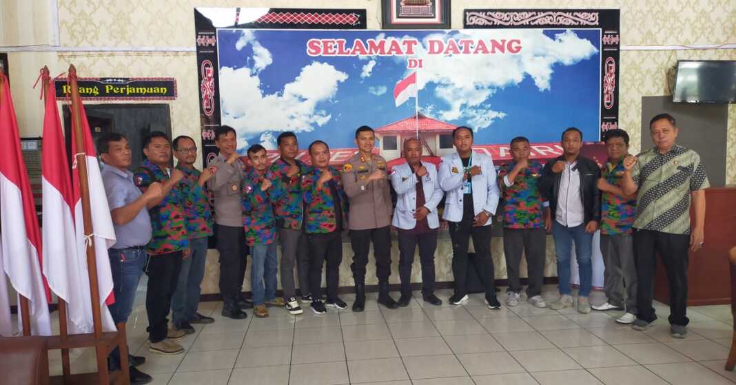 FOTO BERSAMA: Kapolres Dairi AKBP Otniel Siahaan, Ketua KSPSI-FSPTI Wilayah Kabupaten Dairi, Jefrat Manik dan pengurus lainya, foto bersama, Jumat (1/5).