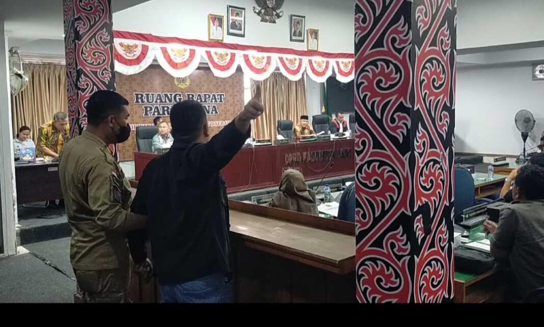 ASPIRASI: Aktivis hasiswa sampaikan aspirasi di Sidang Paripurna DPRD Dairi, Kamis (30/4).RUDY SITANGGANG/SUMUT POS.