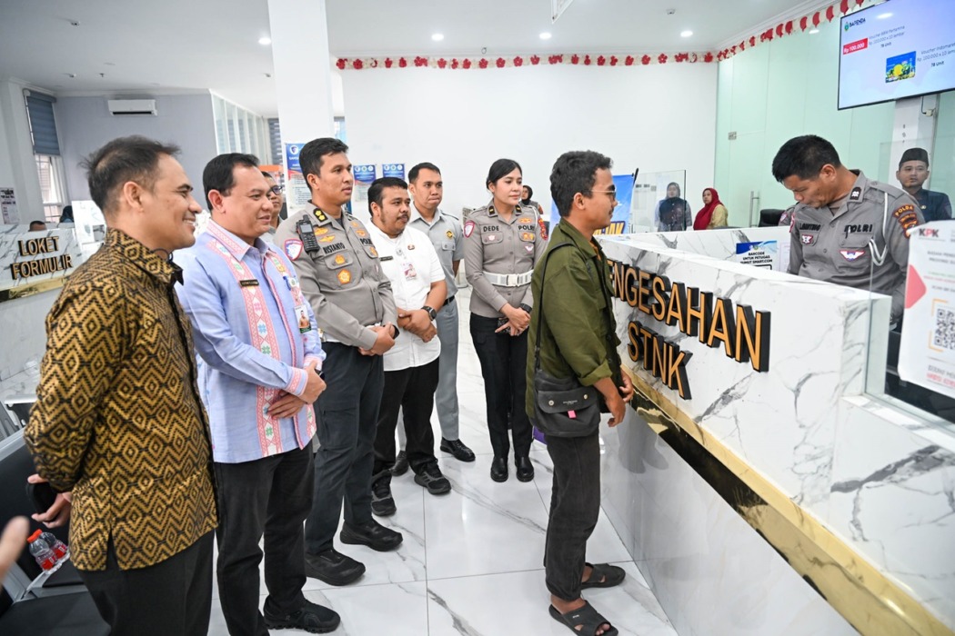 SOSIALISASI: Kepala Badan Pendapatan Daerah Provinsi Sumut (Bapenda) Sutan Tolang Lubis melakukan Sosialisasi Pembayaran Pajak Kendaraan Bermotor di Kantor Samsat Medan Utara, Jalan Sekip, Medan, Kamis (30/04/2026). (Foto : Dinas Komunikasi dan Informatika Provinsi Sumut)
