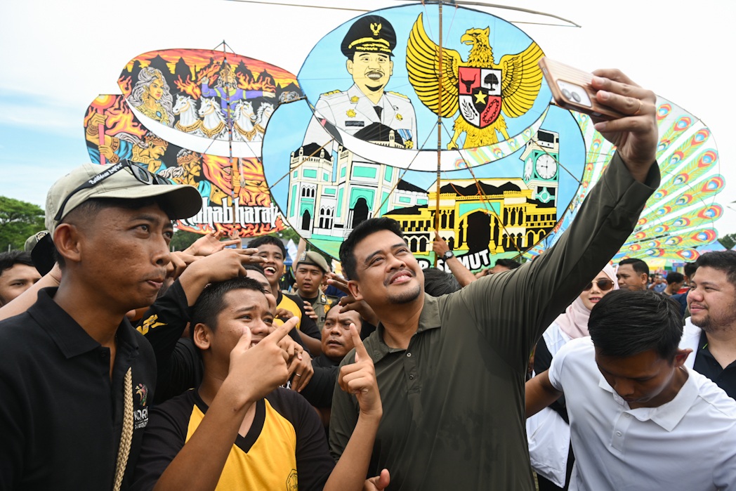 BUKA: Gubsu Muhammad Bobby Afif Nasution membuka Festival Layang-layang Piala Gubernur Sumut, yang diselenggarakan oleh Komite Olahraga Masyarakat Indonesia (KORMI) Sumut, di Sirkuit Dinas Kepemudaan dan Keolahragaan Sumut, Sabtu (9/5/2026). (Diskominfo Sumut)
