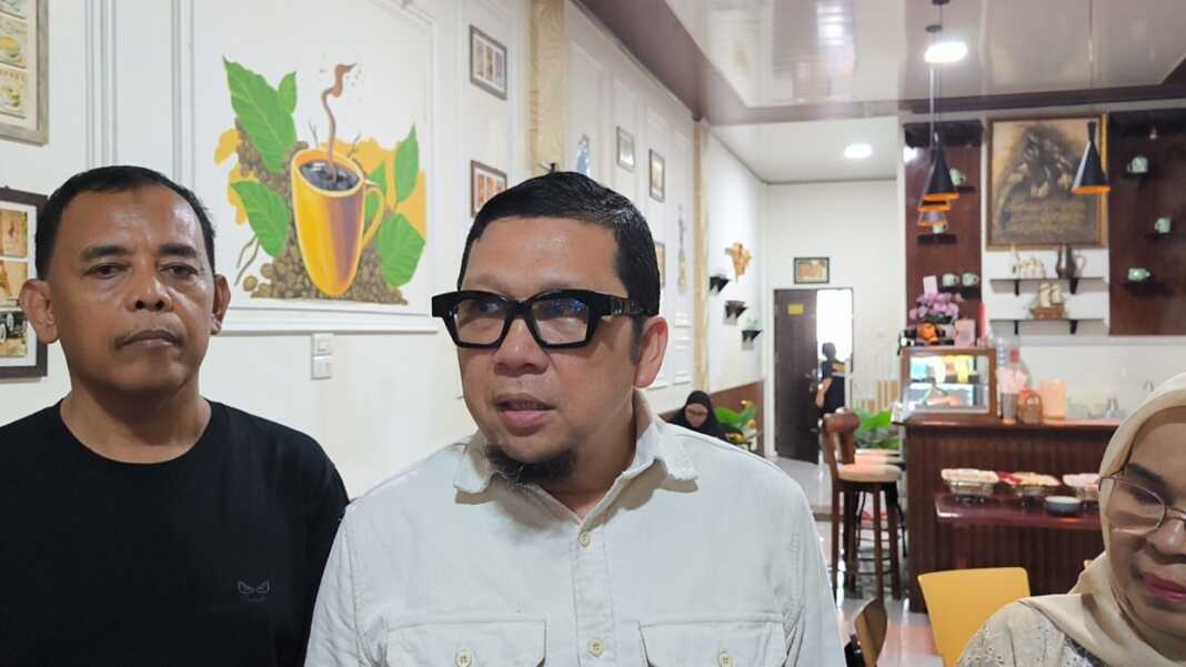 WAWANCARA: Anggota DPR RI Fraksi Partai Golkar, Ahmad Doli Kurnia saat diwawancarai wartawan di Binjai. (Teddy Akbari/Sumut Pos)