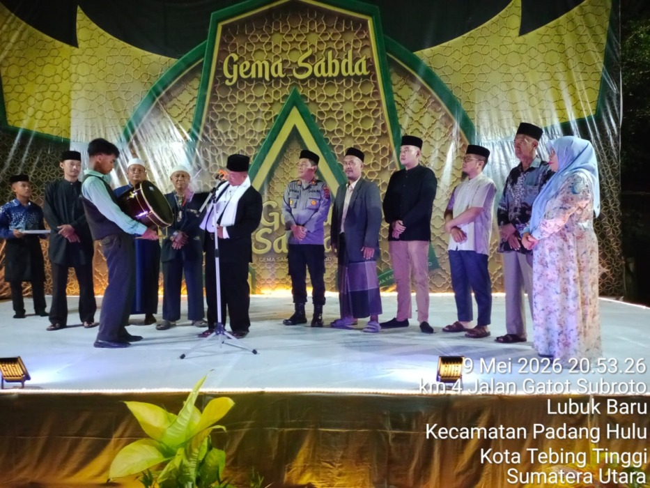 HADIR: Camat Padanghulu, Nanda Aulia Yusuf Purba (baju hitam tengah), menghadiri sekaligus memberikan apresiasi pada kegiatan GEMA SABDA di Pondok Pesantren Daarul Syuhada, Kelurahan Lubukbaru, Kota Tebingtinggi, Sabtu malam (9/5)// Azan purba/ sumutpos.