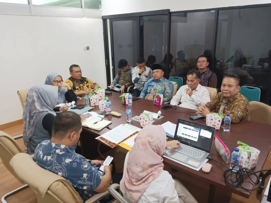 TERIMA: Bupati Dairi Vickner Sinaga bersama Ketua DPRD, Sabam Sibarani menerima surat persetuan subtansi penetapan RT/RW Kabupaten Dairi tahun 2026-2046 dari Kementerian ATR/BPN, Kamis (7/5) lalu. istimewa.