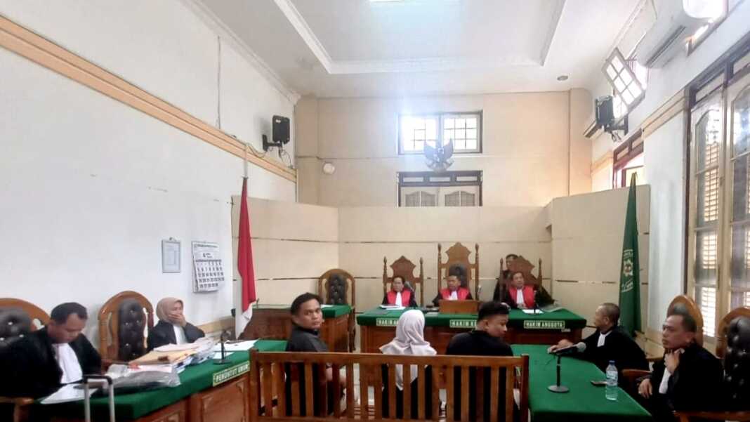 SIDANG: Tiga terdakwa dugaan korupsi proyek jalan Kota Binjai saat menjalani sidang di PN Tipikor Medan. (Istimewa/Sumut Pos)